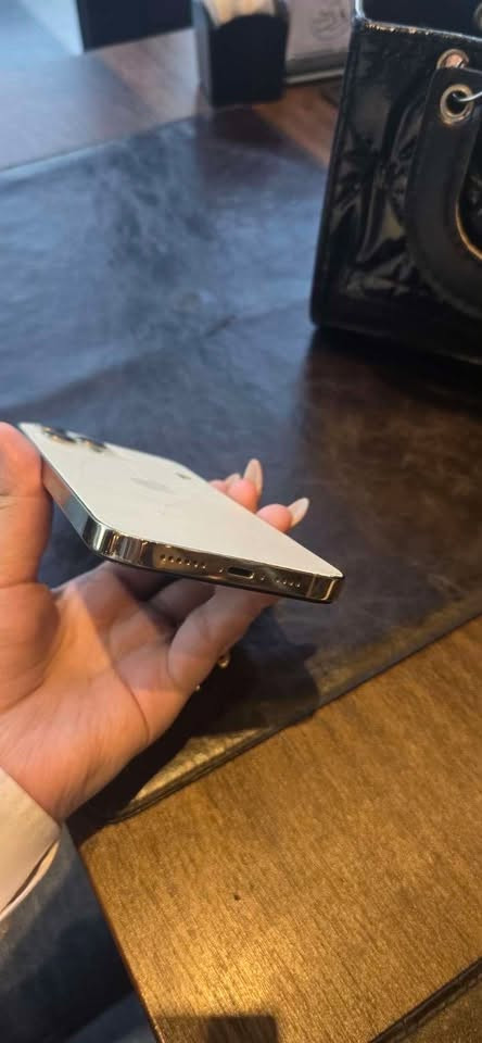 ايفون ١٢ برو ماكس ذاكره ٢٥٦ وبطاريه٧٤ الشاصي نضيف فيس ايدي شغال كامرات شغاله صوت هزاز كلشي شغال فقط مبدل شاشه وبيها حرك من جوه بسيط وضهر هذا ل بلادي ومكسور يعني ما مفتوح ل ضهر قبل السعر ٢٢٥ وبي مجال 
المكان بغداد ***********
