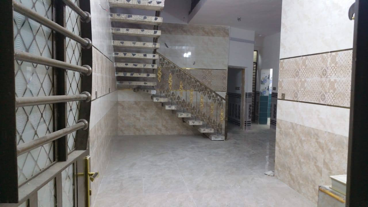 بيت للبيع قريب جداً على مدخل شارع المحيط بداية الطي قرب السيطرة
في أول نزال بالطي دقيقتين عن شارع المحيط 

المساحه١٣٠م 

طابق واحد  بناء حديث كونكريت مسلح كامل من كل التفاصيل وكله شغل درجة أولى 

الواجهة (الجبهة) 7.30م
الواجهه طلس ابيض +مصاطر و مطعم بمرمر أسود عمل درجة أولى 
 
 
النزال 17.80 م 

المحتويات 

-مدخلين للمطبخ+مدخل للاستقبال 

-غرفة نوم 

-حمام+مرافق شرقية+غربية 

-مطبخ كبير مفتوح على الحولي كله سيراميك درجة أولى  للسقف 

-غرفة استقبال كبيرة 

-بيتونة كبيرة 

-سطح مغلف اشتايكر عمل درجة أولى يحتوي على كراج سيارة وحديقة جانبية

-الكراج 5.30×3.20

-الحديقة 5×3.6م 

كله كامل

والارضية الداخلية كلها بورسلين ايفا درجة أولى 

مع إزارة هندية لكل البيت سيراميك هندي درجة أولى 

_ الطرمة الخارجية سيراميك حامضي درجة أولى + حديقة خارجية 

الموقع بداية منطقة الطي يبعد عن الامامين الكاظمين عليهما السلام 15 دقيقة مشيا على الأقدام 
و 3 دقائق بالسيارة 

 قطعة رقم 1 شارع الكامرات نزال أسواق الامير سابع الفرع على جهة اليسار

السعر مناسب جداً 
للتواصل على الواتساب أو الاتصال على الرقم ***********
