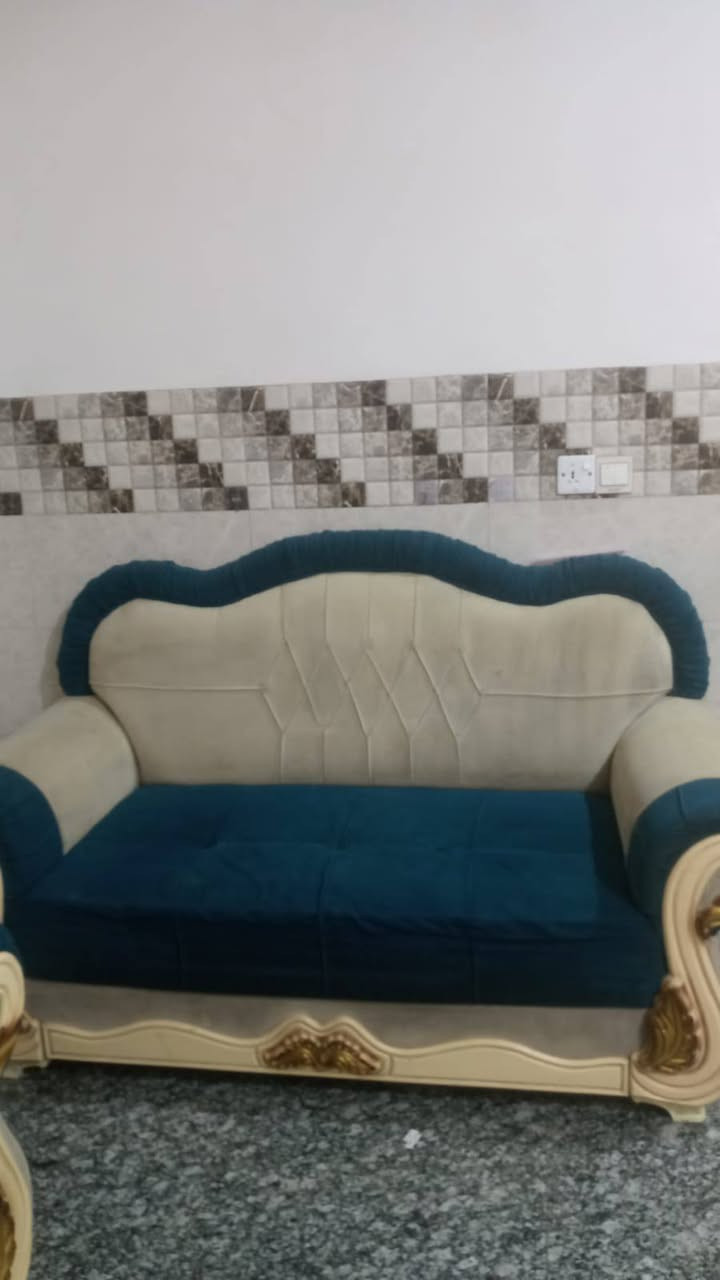 🛋️ تخم قنفات ملكي (مستعمل بحالة ممتازة) للبيع! ✨
​لكل من يبحث عن الأناقة والراحة وبسعر مناسب جداً، متوفر الآن تخم قنفات مميز بتصميم "حرف L" مثالي للزوايا والاستغلال الذكي للمساحات.
​🌟 أهم مميزات التخم:
​الألوان: تناسق راقٍ وجذاب بين اللونين التركوازي والبيجي.
​القماش: مخملي فخم، ناعم الملمس وسهل التنظيف.
​المتانة: تنجيد متين عالي الجودة مع قاعدة كلاسيكية بنقشة ذهبية مميزة.
​الاستخدام: تصميم مريح جداً ومناسب تماماً للمجالس، غرف المعيشة، أو الاستقبال.
​الحالة: مستعمل بنظافة عالية وبحالة ممتازة. حلة, بابل


**إذا كنت صاحب هذا الإعلان وتريد حذفه لأي سبب، رجاءا أرسل رسالة إلى الدعم الفني**