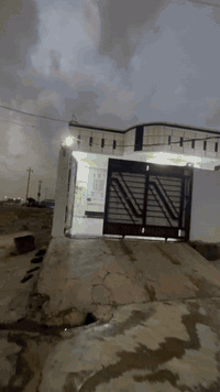 بيت للبيع الشراع خلف الملعب السباعي مجاور المدرسه الجديده طابق واحد غرفتين صاله مطبخ استقبال كراج سياره صحيات سنه البناء٢٠٢٢ 
٢٠٠م شارع ١٥ وكدامه حديقه ومدرسه
السعر ١٠٥وبي مجال 
مكتب كريم العبيدي 
***********
