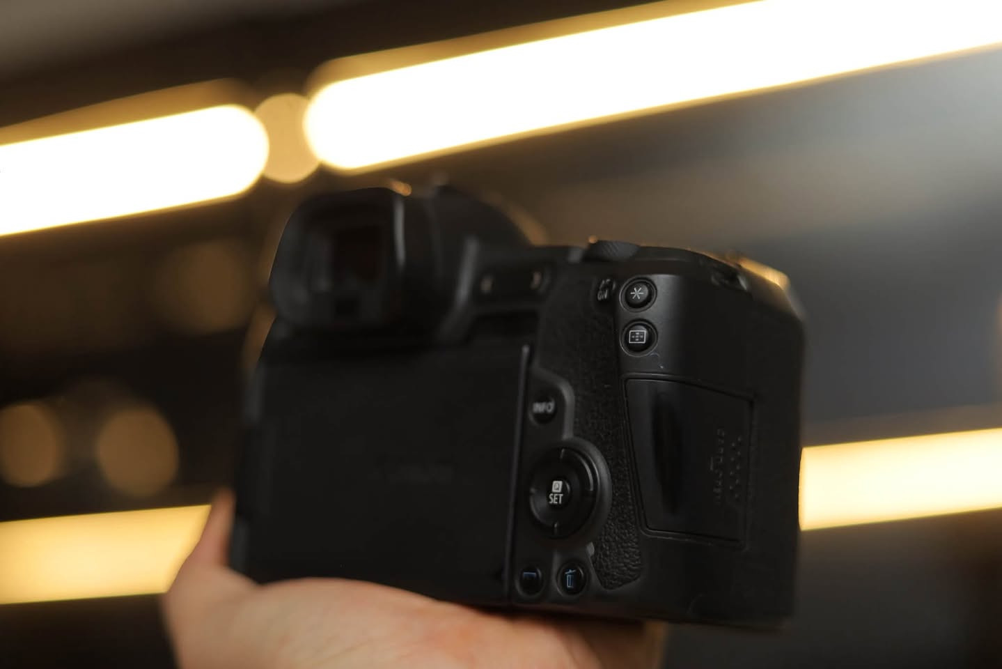 Canon R 📷
Shutter 47k 🔥
حاله البدي ممتازه جدا 💪
معاه البوكس وكل مشتملاته الاوريجينال ✅
شاحن وبطاريه وحزام الاوريجينال ✅
بسعر مش هتتوقعه 🔥🔥
خش اسال ومش هتندم 😉
متاح فيديو موضح حالته كويس 👌
تواصل /01556756857 - 01032178799📞


**إذا كنت صاحب هذا الإعلان وتريد حذفه لأي سبب، رجاءا أرسل رسالة إلى الدعم الفني**