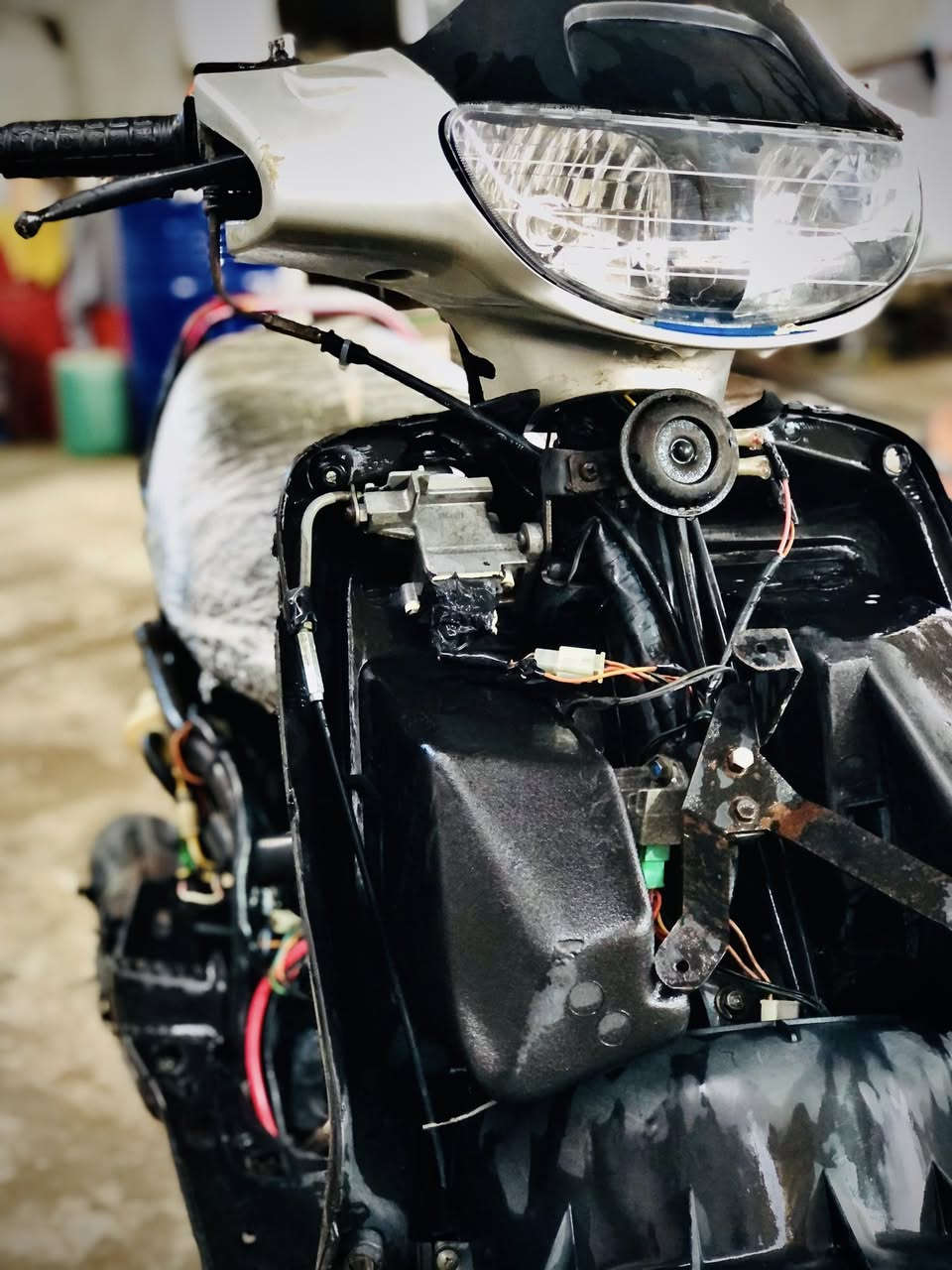 السلام عليكم
فراشه فحل فقط مبدل بيها گلچات 
الدراجه بيها شلعه تخبل كهربائيات شغاله
بدون گفرات ب325 وبيها مجال 
واتساب ***********
