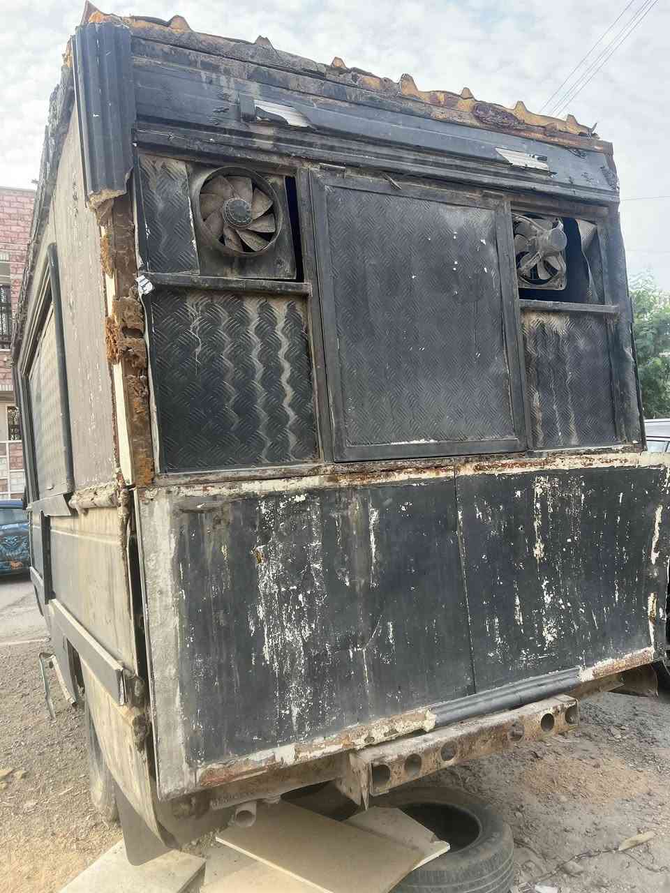 السلام عليكم سياره مطعم متنقله متروكه للبيع بمليونين تشتغل بس بيها نقوصات من باتري وعقل وشكم شغله 
***********
