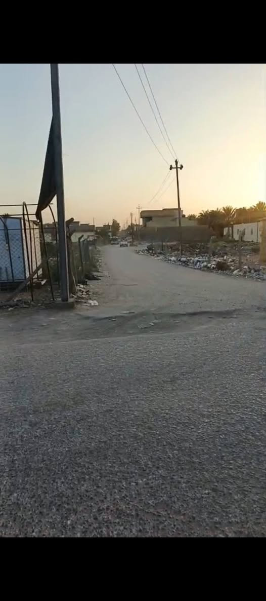 بيت للبيع طابو زراعي إقرار محكمه مشمول بالتطويب (( عالتبلط مباشره )) 
مساحته مئه متر + هيكل بصفه مئه متر سعر البيت (( ٤٢ )) مليون بي مجال والهيكل فقط غرفه سعره (( ٢٠ )) مليون بي مجال // البيت موقعه كوفه طريق متنزه جنات الكوفه وتطلع كبل // البيت بناء طابوق بناء، درجه أولى صب الأساس والسقف صب  كونكريت يتكون من غرفه واستقبال وصاله وصحيات ومطبخ السطح مطبك وكامل ((مكلف بالنشر)) للاستفسار الاتصال على الرقم (( ***********  ))   صاحب الدار النجف, العراق
