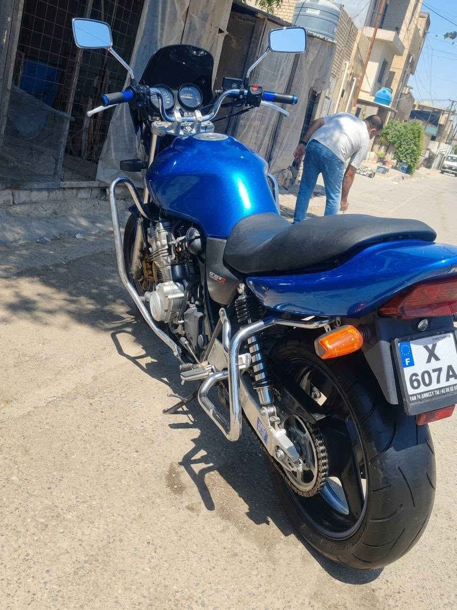 جوة السوك 🔥🔥بلاش 
CB4 Honda هوندا 
حجم المحرك 
Crash bars 400cc
السعر 13ونص بيع فقط 💙
بدون رقم اوراق كامله 
موديل 2012 جدا نضيفه abs
محرك كير مكفول كهربيات شغاله 
نوزل (حقن وقود)  ستان حساس 
كزوز بلادي صوت طرب 
درع امامي خلفي دراجه مال جناي
مكاني بغداد البياع الشهداء
***********
