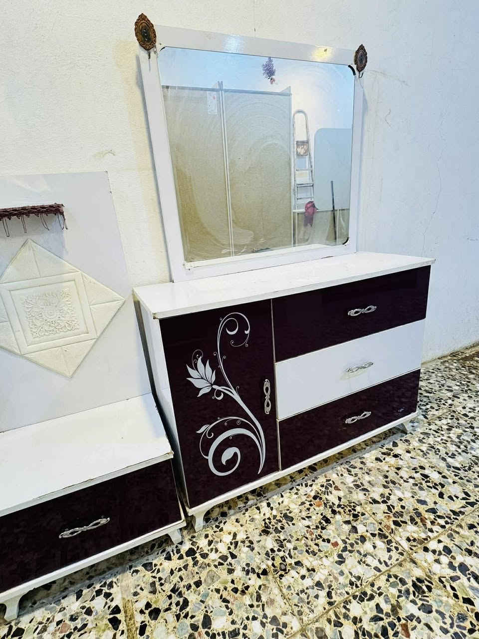 غرفه نوم تركي تخبل نضافه فول ضخمه 8قطع السعر 450الف عنواني النجف حي الميلاد شارع المزرعه سيد علي اتصال فقط***********
