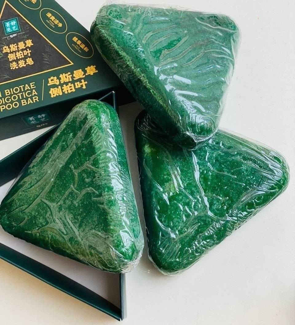 #SEVEN_GREEN 🆕💯📢💯🆕 الجديد 
مع صابون #سافين_قرين الأصلي بالأعشاب الصينية
صابونة طبيعية 100٪ بخلاصة الأعشاب الصينية، تنظف فروة الرأس بعمق، وتغذي الشعر من الجذور لتمنحه مظهراً صحياً ولمعاناً طبيعياً 🌱💆♀️
💚 الفوائد الرئيسية:
✅ تنظيف عميق ولطيف لفروة الرأس
✅ تقليل التساقط تدريجياً
✅ تغذية وتقوية جذور الشعر
✅ يمنح الشعر لمعاناً صحياً وطبيعياً
✅ خالٍ من المواد الكيميائية الضارة

🧴 طريقة الاستعمال:🎀

1️⃣ بلل الشعر بالماء الفاتر
2️⃣ افرك الصابونة على فروة الرأس حتى تتكوّن رغوة
3️⃣ دلّك بلطف لبضع دقائق
4️⃣ اشطف بالماء جيداً
5️⃣ استعملها بانتظام لتحافظ على النتائج
🌸 النتائج المتوقعة:

💧 من أول استعمال: إحساس بالانتعاش والنظافة
🌿 بعد أسبوعين: شعر أنعم وأقل تساقطاً
💫 بعد شهر: فروة رأس صحية وشعر أقوى وأكثر كثافة


**إذا كنت صاحب هذا الإعلان وتريد حذفه لأي سبب، رجاءا أرسل رسالة إلى الدعم الفني**