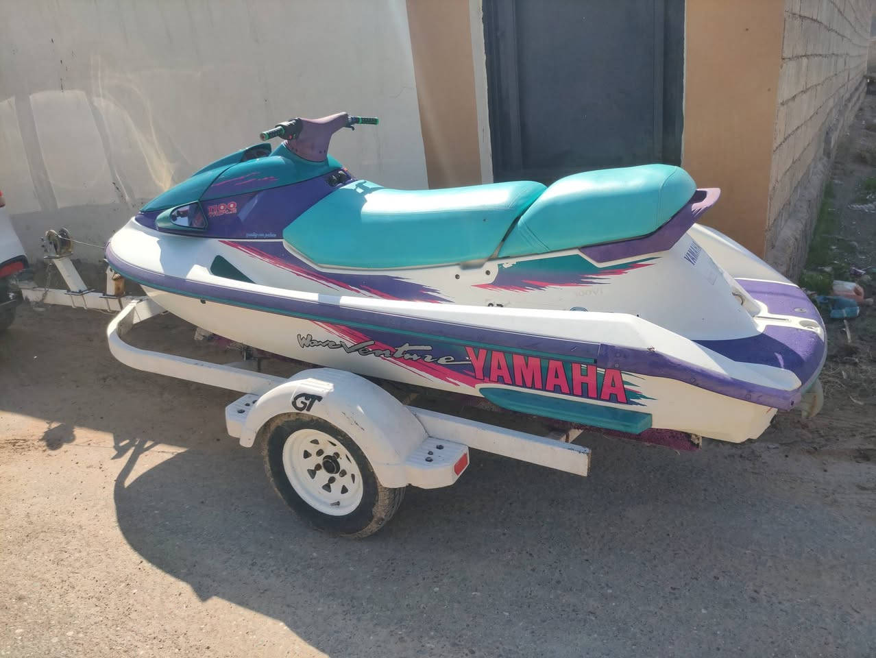 جت سكي ياماها ويف ڤينچر (wave Venture) الجت نضيف جداً مكفول من الضربة حتى شخط مابيه محرك ترايبل (Triple) 1100 موديل 2000، الجت مكفول كفاله عامة. والسعر 25 $ ورقة وبية مجال بسيط. 
المكان محافظة صلاح الدين 
***********
