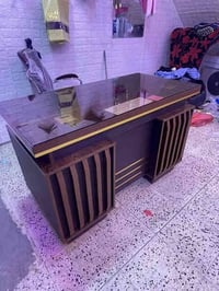 ميز مكتبي مع كرسي بعدهن جدد بالجيس مكاني بغداد الشراي يتصل 07704315986