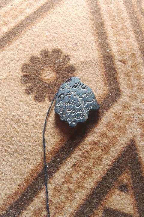 هذا حجر عقيق يماني فريد من نوعه، يتميز بنقوشه المذهلة والتفاصيل الدقيقة. يُعتبر من الأحجار الكريمة المميزة والمفضلة لهواة جمع الأحجار الأصلية. يتناسب مع الأشكال التقليدية والموديلات الحديثة.