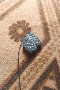 هذا حجر عقيق يماني فريد من نوعه، يتميز بنقوشه المذهلة والتفاصيل الدقيق...