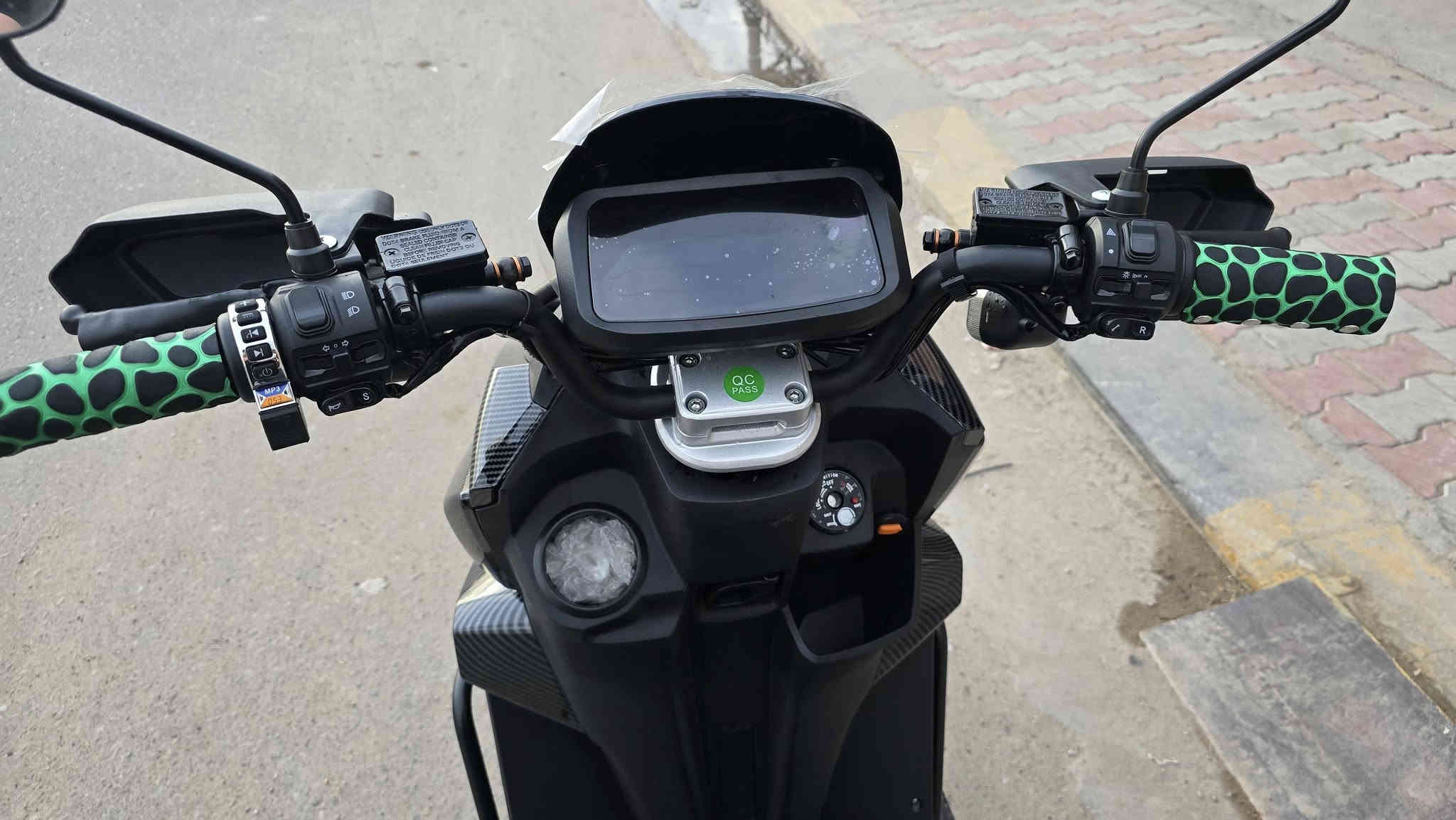 اباتشي ابو عيون فول مواصفات
امبيثري 
تشغيل عن بعد
نظام كارت تشغيل
مانع سرقه 
رجوع خلفي 
٤ سرع 
نوع كاربون فايبر بلكامل 
٦ بطاريات مسطره 
بوكس خلفي 
جنطه داخليه
USP شحن هاتف
الاستفسار  واتساب ***********
