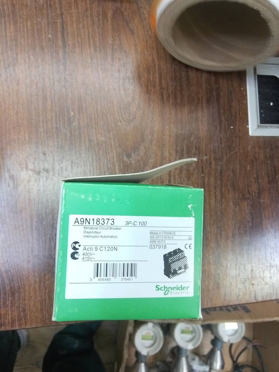 السلام عليكم 👏 
توفر لدينا منجر شنايدر 100 امبير / 125 امبير بسعر مناسب جدآ  سعر القطعه( 30 ) الف فقط🌹🧐 
للاستفسار واتساب ***********
