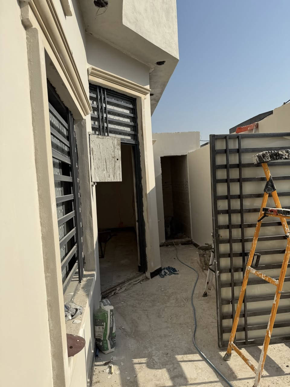 بيت للايجار مساحه 100 يحتوي على ثلاث غرف طابقين 
بناء حديث تستلم مفتاح 
العنوان التنومه صالحيه قرب السده الثانيه 

للاستفسار ***********
