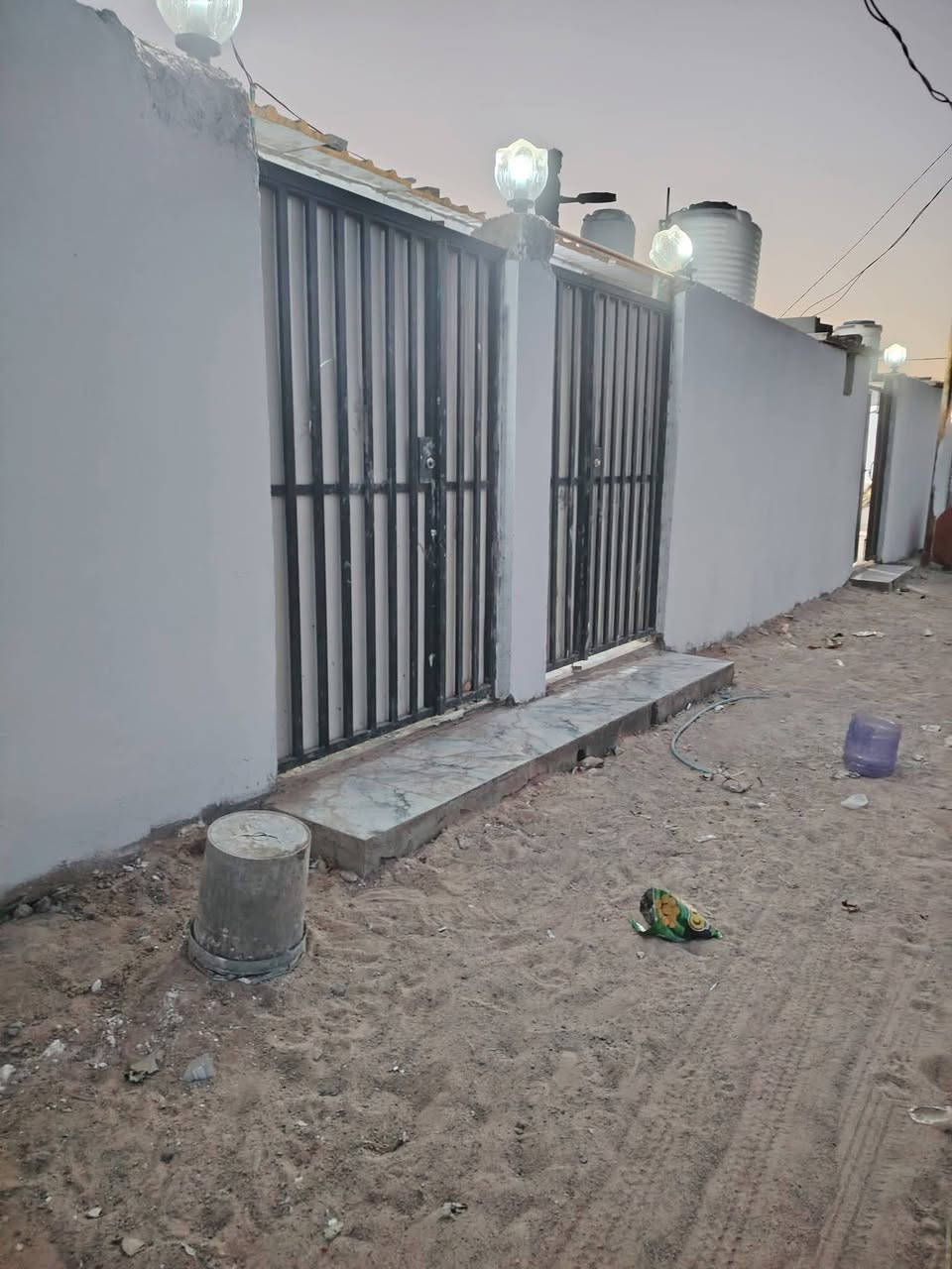 بيوت عدد ٢ + مضيف +كاع بصفهن +كرهباه +ماي +تبليط جاهزات بنيان جديد ومحد كاعد بيهن وكل واحد بنيان بي ١٥٠ متر. غرفه +صاله +مكشوفه +مطبخ +حمامات كاملات لموقع نجف شارع كربلاه جهت يا علي عمود ١٩٣  لسعر لواحد ٢٠ وبي مجال لرقم ***********
