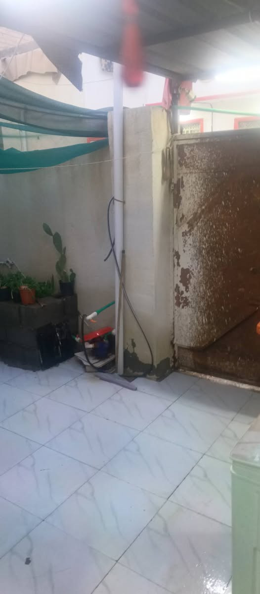 السلام عليكم بيت للبيع المساحه 100متر السقف سندويج وبي سقف ثانوي رباط ارضي البيت يحتوي على غرفه وصاله وصيحات ومطبخ وطارمه طابو زراعي نسخه من طابو السعر 30وبي مجال ثالث بيت عن الشارع ***********
