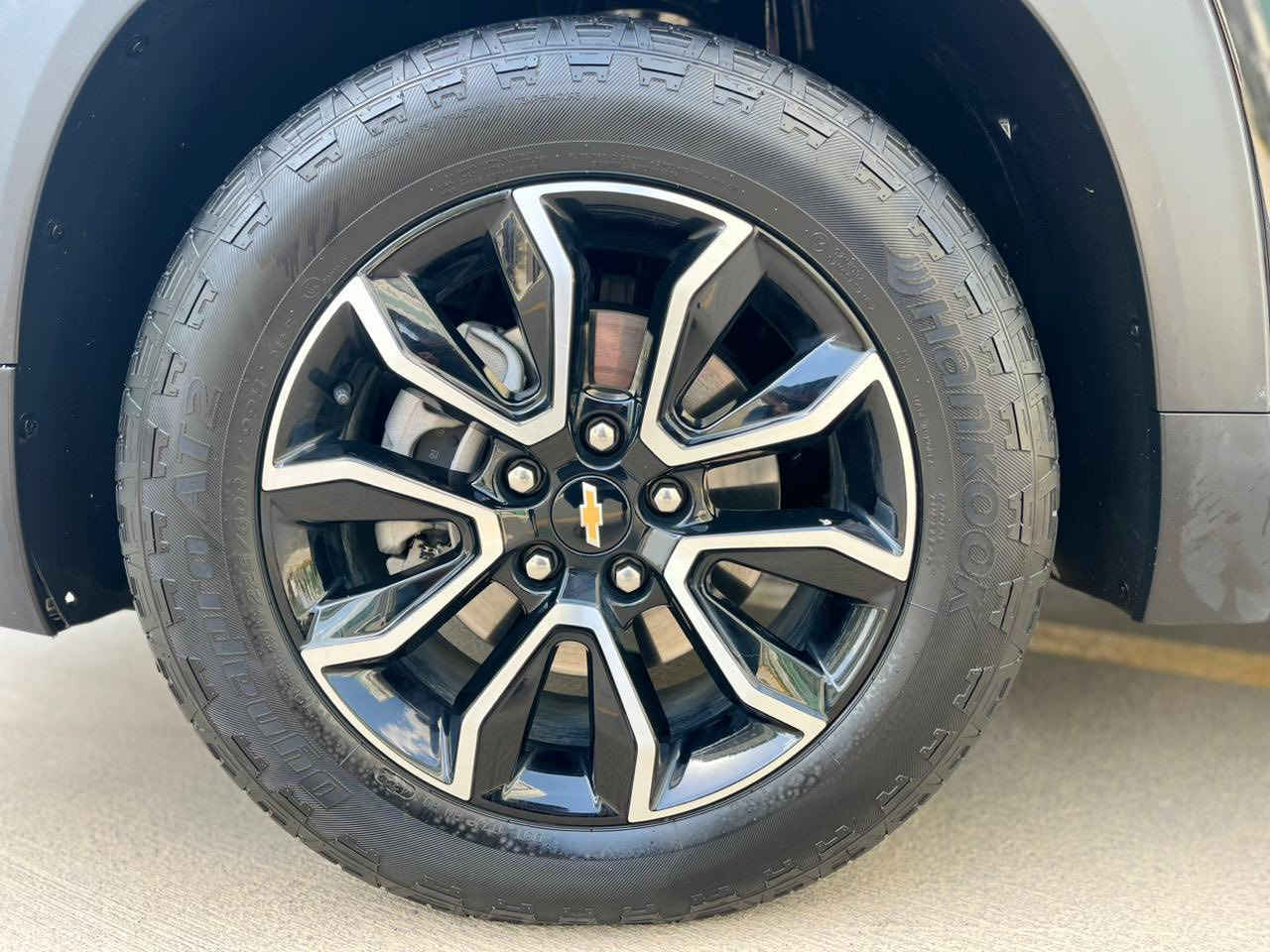 شيفروليت ترايبلايزر ٢٠٢٣ مواصفات اكتيف فول 
بانوراما فور ويل حساس لايت زينون و ليد كوشن و ستيرن هيتر شاشة كبيرة بصمة شغال رادار اوتو ستارت ستوب Carplay  محرك ٣ سلندر ١.٣ توربو ٢٠ الف ميل ماشية باب و جملخ خلفي سكن مصبوخ بدون دواخل ايرباك بس تكمة طاك مرجع بيلادي بجم و خلفي كبس گير و محرك مكفولة  رقم سليمانية باسمي سعر ١٤٧ ورقة مكاني سليمانية رقم تلفون ***********
رقم شانصي

KL79MSSL3PB080274
