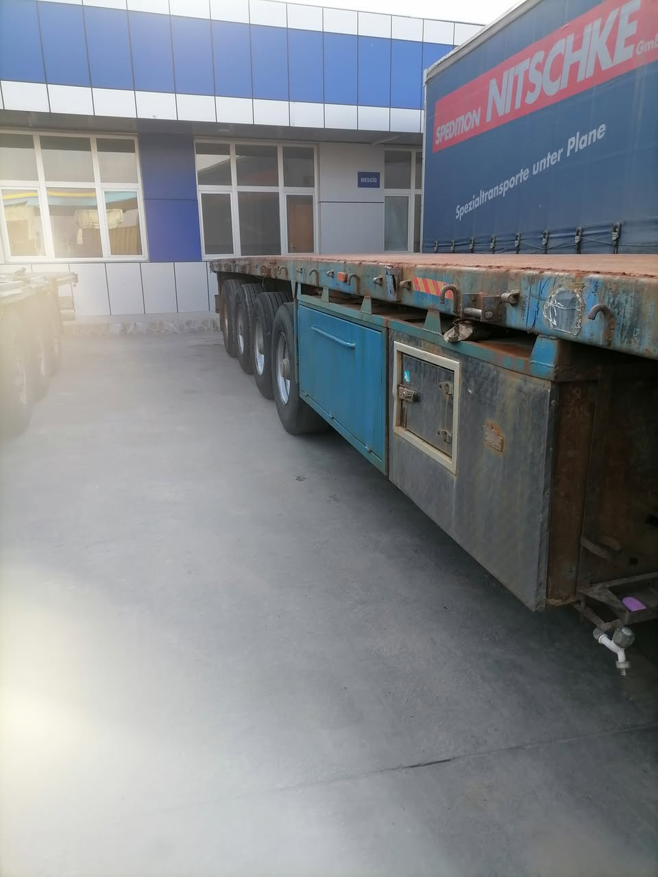 عربانه فلات للبيع تك تاير 4 محاور تخم تاير دنكير رفاع قفاله حاويه بيه عربانه خير من الله جاهزه كبل للشغل السعر اتصل ***********
