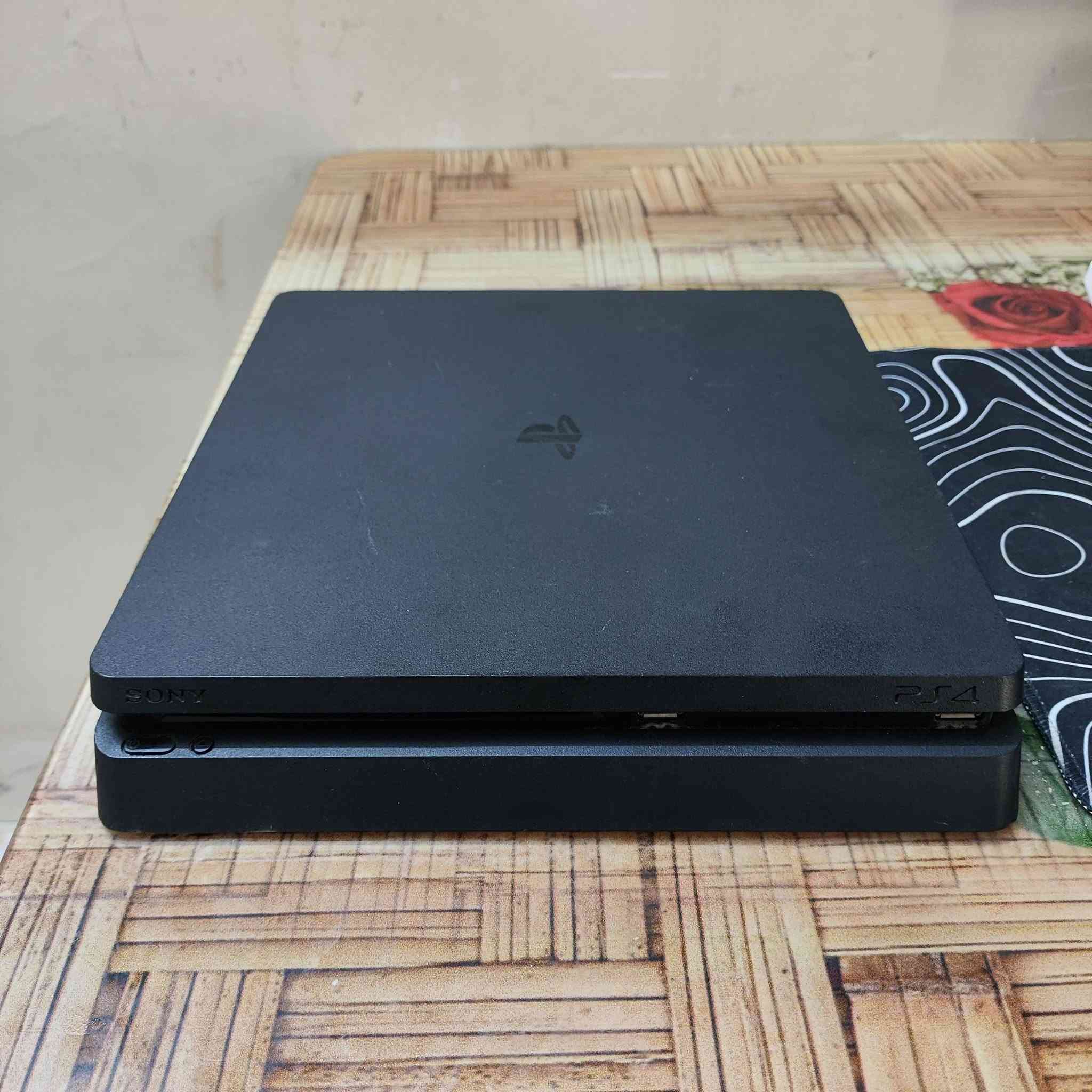 سلام عليكم
بسم الله الرحمن الرحيم 
للبيع: بلايستيشن 4 سلم PS4 Slim مستعمل نظيف
1. الموديل: PS4 Slim 500GB
2. الحالة: نظيف ماكو اي عطل او تصليح
3. معاه: يد اصلية +يده تجاريه + كيبل شحن + كيبل HDMI + كيبل باور
4. الالعاب: قرص هديه  
:السبب للبيع:[اشتريت PC]
**السعر: 250 الف دينار عراقي وقابل للتفاوض بالشي البسيط
**التواصل: واتساب: *********** 
او تواصل عن طريق واتساب 
الجهاز مجرب وشغال 100%
