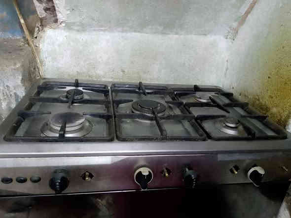 طباخ خمس عيون باله كويتي كلشي شقال بي حتى فرن نقصه بس جامه فوك مال غطه السعر ( ١٥٠ ) وبي مجال مكاني البصره وهذا رقمي ( *********** )
