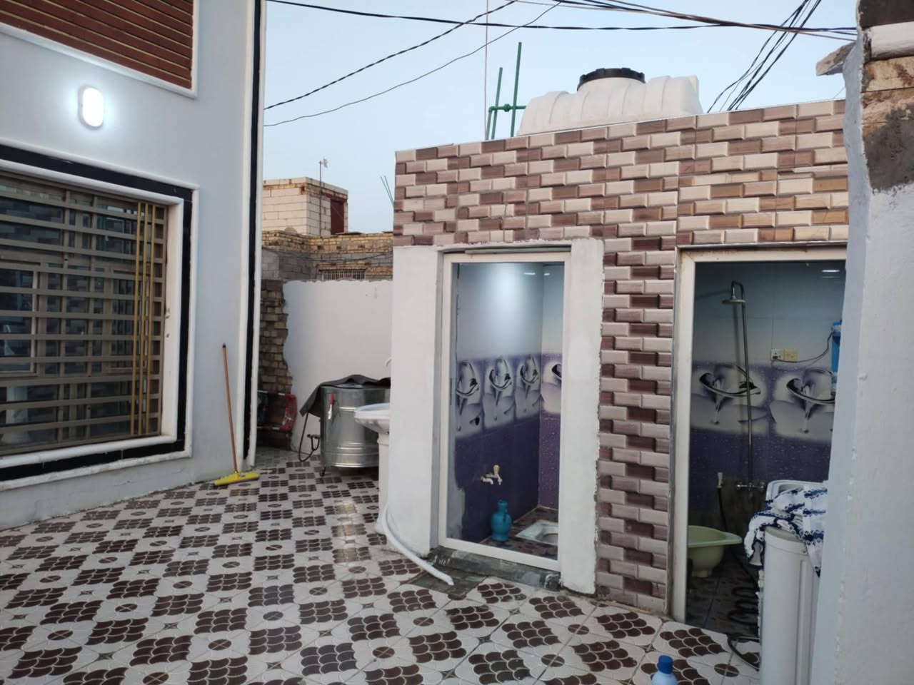 السلام عليكم بيت زراعي للبيع  سند 25 ومعامله كامله المساحه 300متر يحتوي عل استقبال ومطبخ وصاله و2غرف وصحيات خارجيه وحمام داخلي السعر 60وبي مجال للشراي الي حاب يستفسر خاص او يتصل عل الرقم *********** عنوانه ال حمد نزلت الشيخ سامي

