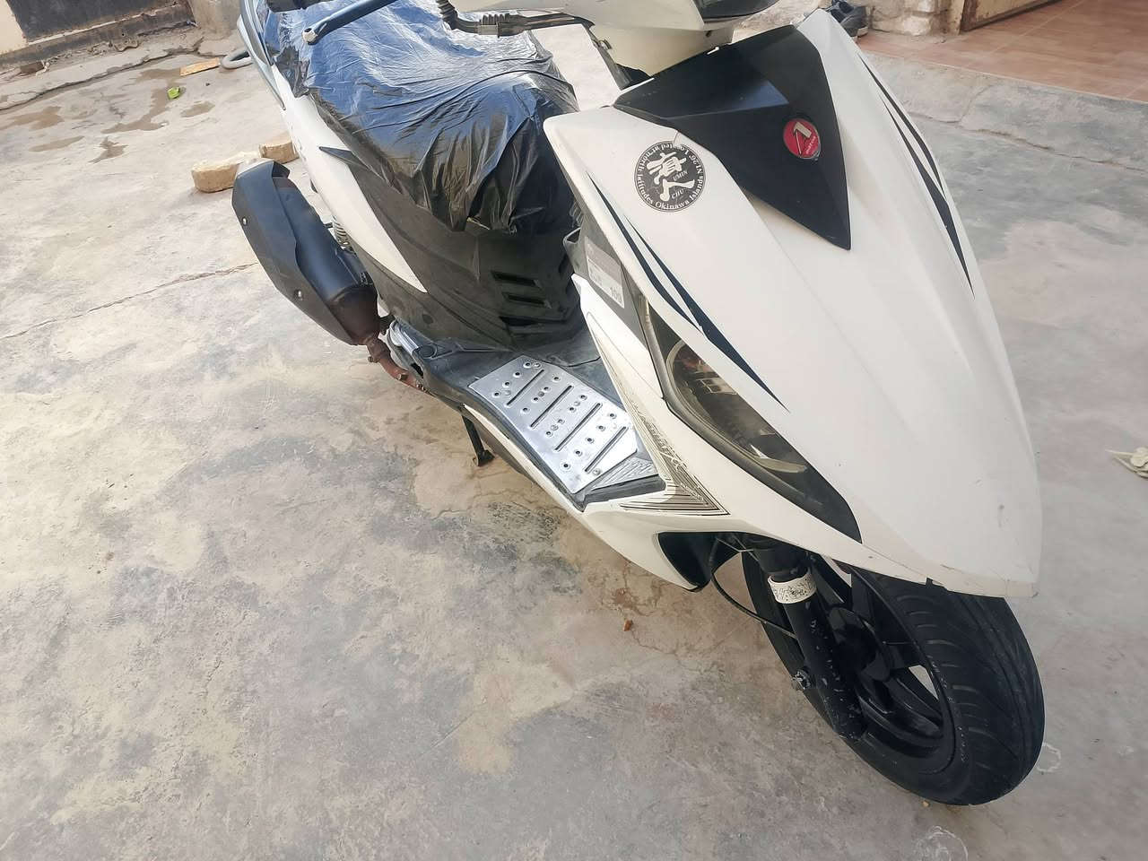 السلام وعليكم شباب دراجه للبيع نوع الدراجه ايون سرعت الدراجه 140 الدراجه كفاله عامه كشر ومكينه بيهة كسر بسيط بتريشه اليسره المكينه حته تفيلس مافيلسه شرط ختم واحد ايون مامبدل بيهة برغي المكينه اذا ممدود عليهة سبابنه تاخذهة بلا بيهة مكان كيبل مال شحن بلادي وهوايه مواصفات كلشي شغال بيهة سعر الدراجه 650 وبيهة مجال الموشراي ليتعبني مكان الدراجه ديالئ  للستفسار ***********
