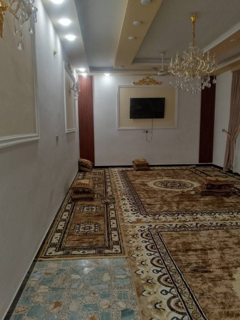 السلام عليكم بيت للبيع المساحة 450متر الواجه 20  متر  والتوابل 22 ونص  بناء حديث الموقع السلاميات شارع البلوك لاستفسار ***********
