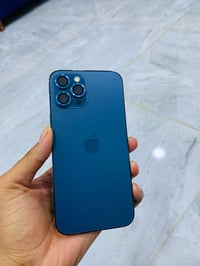 آيفون ١٢ بر ماكس ذاكره ٢٥٦ غراضه  كامله بطاريه ٩٥ جهاز اخو جديد جهاز م...