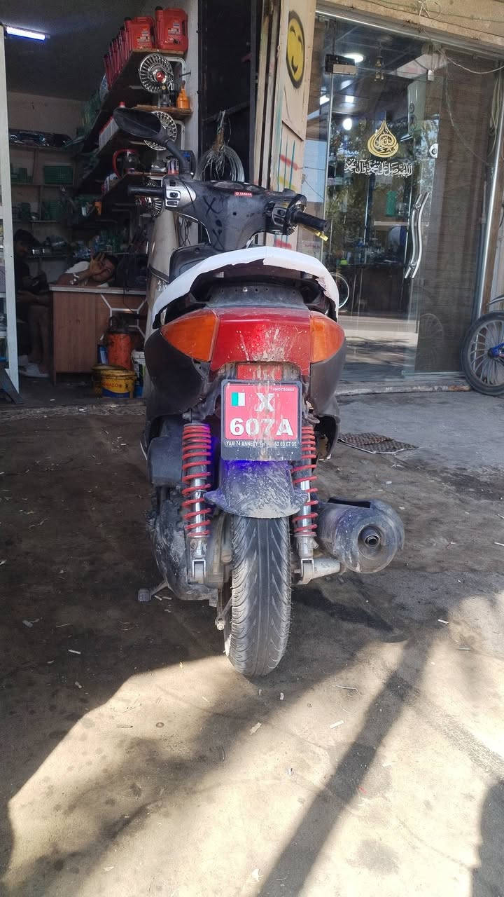 سلام عليكم سكنس نثيه دراجه مكينته كلش حلوه. دراجه كامله كل نقص مابيه ترايك وين ميعجبك:كفرات بلاديه ختم واحد شلعه ومعدل رقم الهاتف ***********. السعر. 375 وبيه مجال قليل  العنوان بغداد الغزاليه
