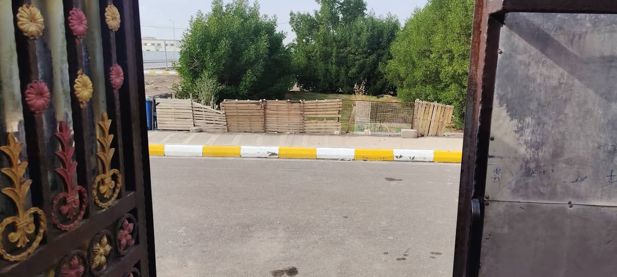 لبيت لبيع 200 متر 
لاستفسار أكثر ***********
 نزلت خير العبدالله مجاور شقق سكنيه
