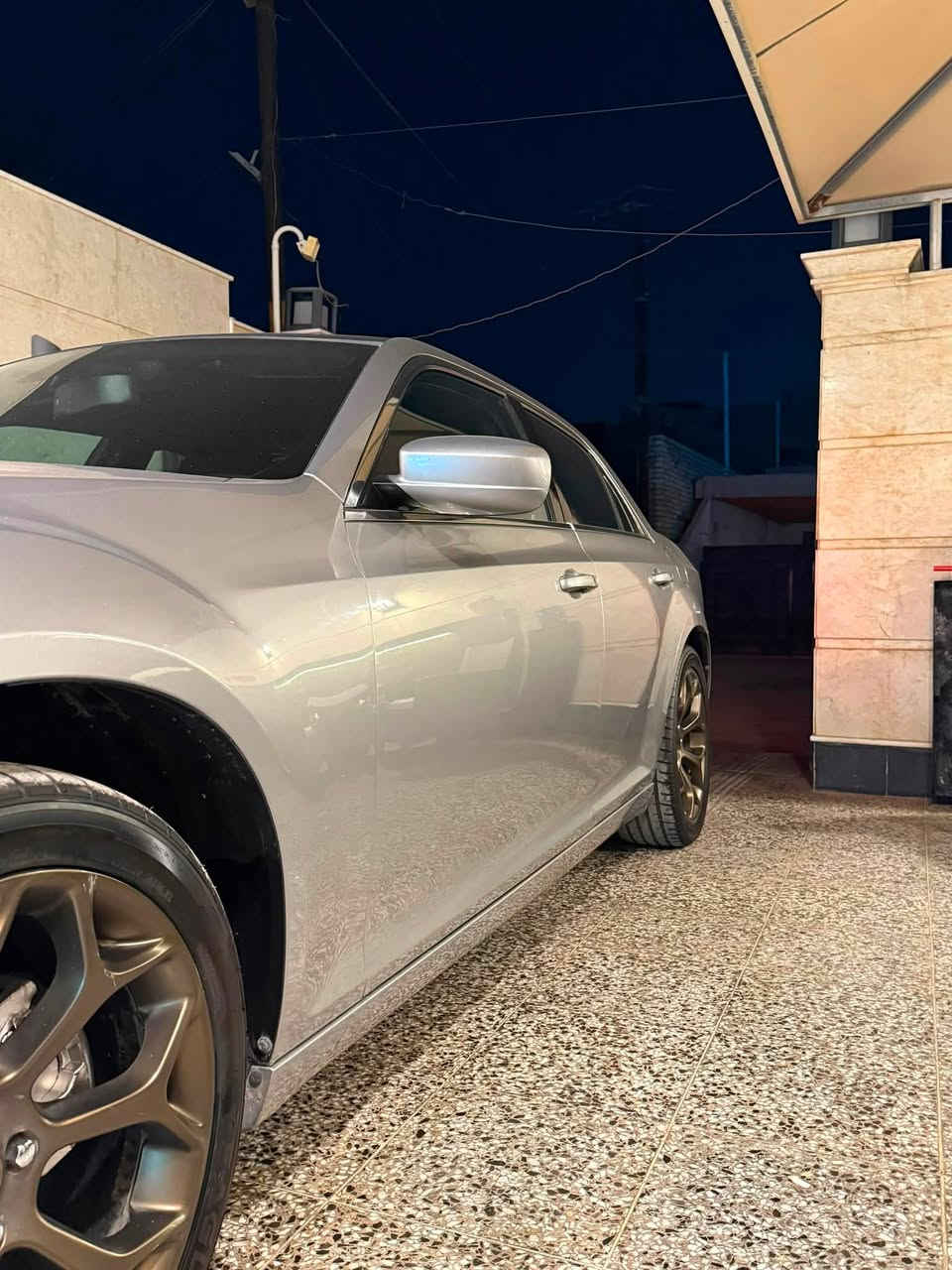 السلام عليكم 
كرايسلر اوباما 300C موديل 2013 أصل رقم بغداد بأسمي وارد كندي داخلة كلين تايتل و بالعراق صار عندي طخه بين البابين عكس السايق و صبغتهن بدون دواخل السيارة محدث بجم S الجديد و بيها ويل كولد 20 تخم تاير جديد ادامه كاملة جديدة كير محرك صدر كفالة السيارة ماشية 192 الف كيلو متر بيها فقط جراد بالقمارة بسبب اللون و مغلفها فابلون اسود السيارة نظيفة كلش مال بيت ما مشتغلة خط أبد 
مواصفات C معروفة 
كشنات جلد 
بصمة
تحكمات ستيرن 
كروز سرعة
شاشة SRT + كاميرا
كشن السايق كهرباء 
كشنات تدفئة
السعر : 160$ ورقة و بيها مجال
للأستفسار : *********** متوفر اتصال + واتس اب
مكان السيارة : بغداد الكرخ
