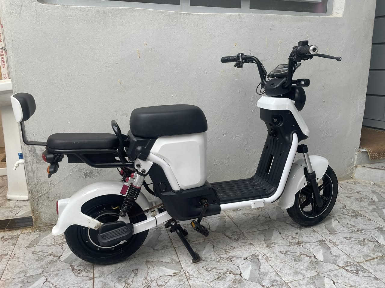 السلام عليكم
دراجة شحن  للبيع
حجم 14 
4 بطاريات ( وحدة مبدلة اصلية )
السرعة 35
اوتو ما گير
الدراجة مثل ما موضح بالصور نضيفه مال طالب مدرسة
قطعة قليل منها بالشارع و مرتبة
السعر 300 بيها مجال بسيط للطيبين


**إذا كنت صاحب هذا الإعلان وتريد حذفه لأي سبب، رجاءا أرسل رسالة إلى الدعم الفني**