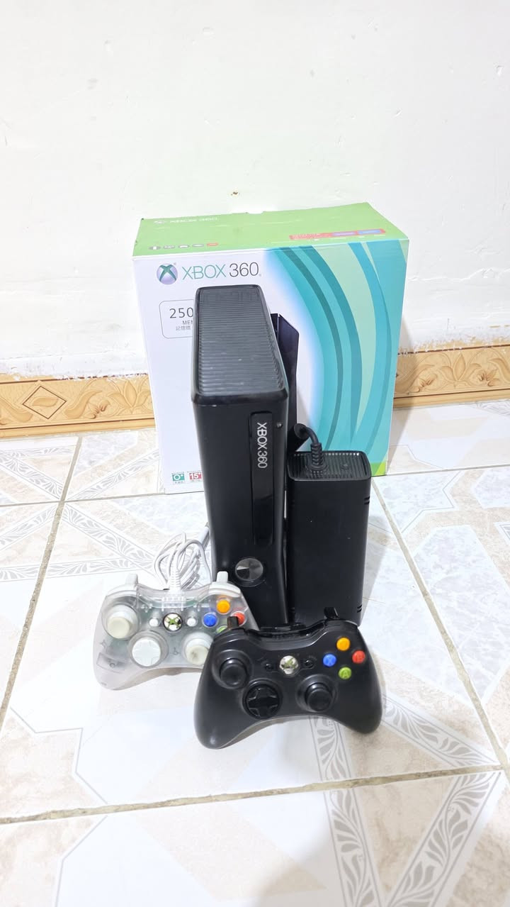 اكس بوكس 360مهكر حيل حيل نظيف نظام ارورة يحتوي على 141 لعبة قويه ويحتوي على 2 جوستك وغراضه كله بلادي مع كارتون شرط الفحص السعر 130وبي مجال للطيبين توصيل جميع المحافظات متوفر ***********
