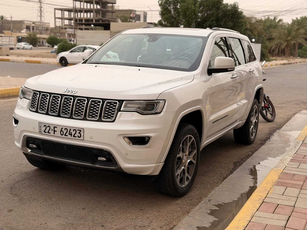 🛑 إعلان بيع سيارة: جيب كراند شيروكي (أوفرلاند) 🛑
​النوع: جيب كراند شيروكي - فئة Overland (أعلى مواصفات)
الموديل: 2021
العداد:( 37000كم) يعني زيرو بعدها 
السياره  بحالة الوكالة ( كفالة عامة)
​🌟 المواصفات الفول (Full Options):
​ سعة المحرك  6 سلندر 3.6L) قوي واقتصادي.
​الدفع: رباعي (4X4) مع أنظمة قيادة متعددة ايكو سبورت نورمال  للتضاريس.
​البانوراما: فتحة سقف بانوراما بالكامل.
​الكراسي: جلد طبيعي فاخر (أوفرلاند مميز) مع ميزة التدفئة والتبريد للكراسي الأمامية والخلفية + خزن وضعيات الجلوس.
​الشاشات: شاشة عرض كبيرة تدعم Apple CarPlay و Android Auto + نظام صوتي فاخر (Alpine/McIntosh).
​الحماية والأمان: رادار أمامي وخلفي، تحديد مسار، كاميرا 360 درجة، حساسات بجميع الاتجاهات، ونظام الفرملة الذاتية عند الطوارئ.
​الاضاءة: تفاعلية Full LED ذكية.
​الاضافات الأخرى: صندوق خلفي كهربائي (شفط)، تشغيل عن بعد، بصمة كير، وجامات عازلة للصوت والحرارة.
سياره جكات تصعد وتنزل  جنايه الاوفر لاند تعرف شنو مواصفاتها وبعد بيها  مواصفات 
​ سيارة كفالة عامة (مكفولةمن الدعامية للدعامية) من أي صبغ، شخط، أو تعديل. 
​الرقم سياره اربيل   جاهزة للتحويل سياره جديدة بمعنا الكلمه سياره فول لفول  ا جلخ مابيها سياره ماكو بنضافتها  سعر المطلوب بيها 340ورقه  مكان السياره الانبار رمادي   للتواصل ***********
