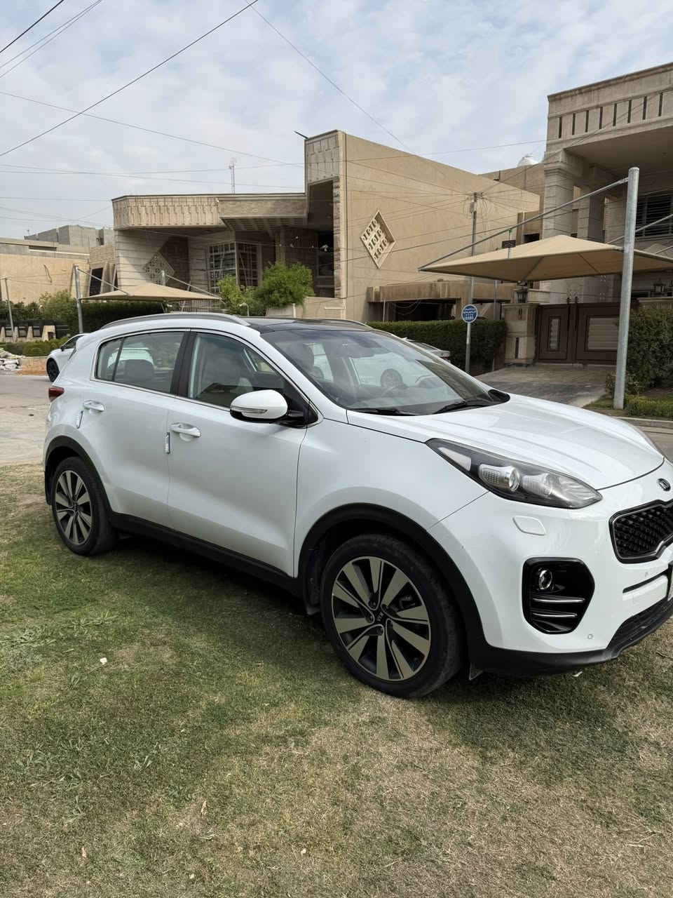 سبورتج 2017 خليجي ابيض 
ماشية   ٣٦  الف كيلو فقط 
محرك 2000 دوش 
 رقم بغداد بأسمي  مميز ٣٠٠١٧
فول مواصفات عدا البصمة
فتحة سقف بانوراما على طول السيارة 
3 انضمة قياده  ( ايكو - سبورت - نورمال )
مري كهرباء + شفط 
حساسات امامي + خلفي 
فول تحكم ستيرن 
زراكات لايتات 
شاشة وسطيه + كاميرا خلفيه دوارة 
السيارة بيها ملاحظات بسيطة موجودة صورة سونار بيها التفاصيل  .
عنواني زيونة او كرادة  
السعر ١٨٠ وبيها مجال 
***********
