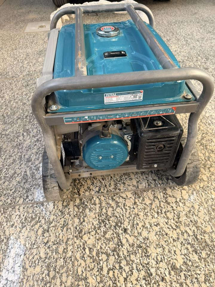 سلام عليكم
مولدة توتال 6.5كيلو واط تطي بحدود 29امبير
جديدة كلش استخدام اسبوع واحد 
اقتصادية (كل ساعة تصرف نص لتر)
تشتغل على البصمة و الهندر
السعر ٥٠٠ الف
للتواصل واتس اب او اتصال على 
***********
