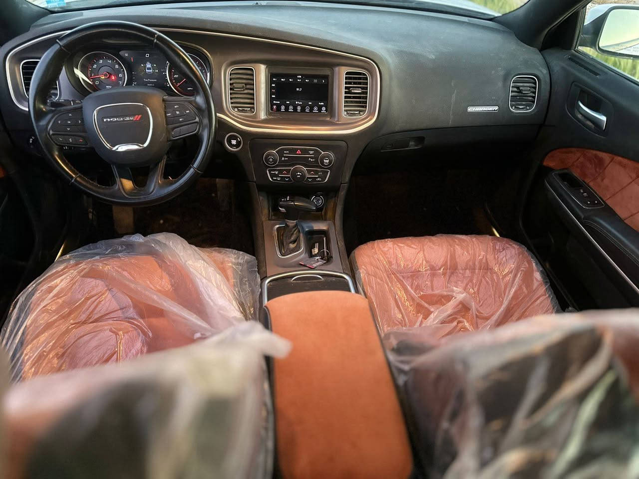 السلام عليكم
دوج جارجر  ٦ سلندر
موديل 22 اصل 
حره رقم بابل 
ماشيه 30
حادث جاملغ خلفي 
بجم كبس شركه 
 صور حادث  مرفقه
السعر/ 199 وبيه مجال. بسيط 
***********
