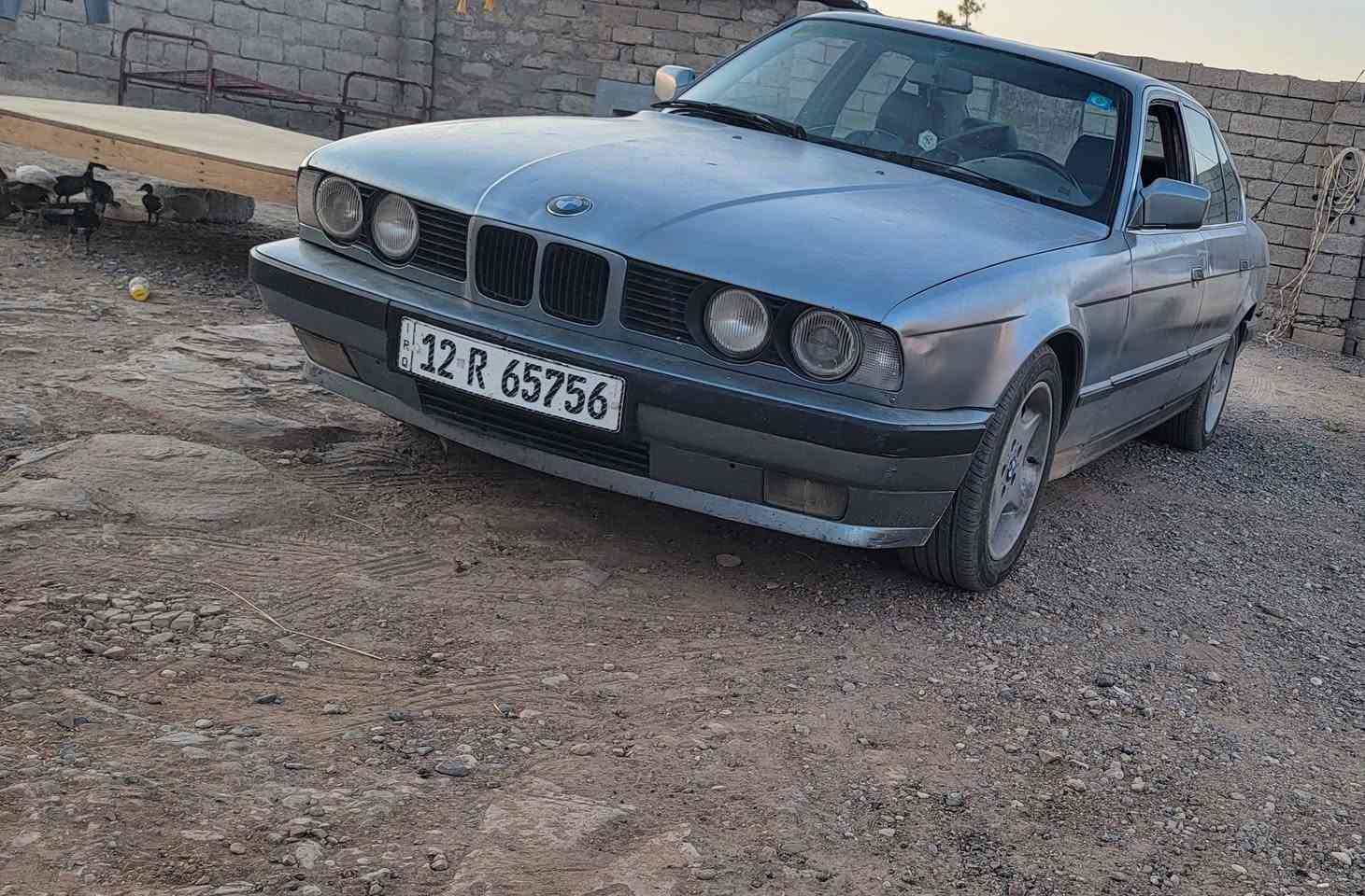 بي أم 525 كير عادي
كشنات جلد جام كهرب
طخم نضيف 
بيها طخه من الخلف 
محرك نضيف لا صرف ولا نفخ 
السعر 34 بيها مجال 
الاتصال ***********
***********
