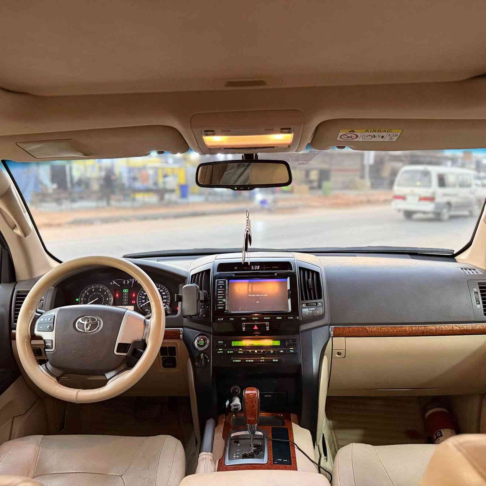 السعر 373 ورقه وبيه مجال كفاله عامه
لاندكروز 2014 فول مواصفات بريم اصل
فتحة سلايت
مقاعد جلد دواخل صاج 
كشنات كهرباء 3 دكم 
بصمة تشغيل وابواب
تشغيل عن بعد 
8 ايرباك
زراك لايت
طفاية
ثلاجة فريز
7 راكب 
تبريد مركزي 
شاشة وكامرة
فور ويل 4X4
مري كهرباء شفط  واشارة بالمري
تحكمات 
حساسات امامي وخلفي
لايتات زنون عدسة متحركة
كشاف زنون
باقي مواصفات الاندكروزر معروفة
السيارة مكفولة كفالة عامة 
رقم اربيل الجديد بأسمي
للتواصل‭0771 828 2004‬
