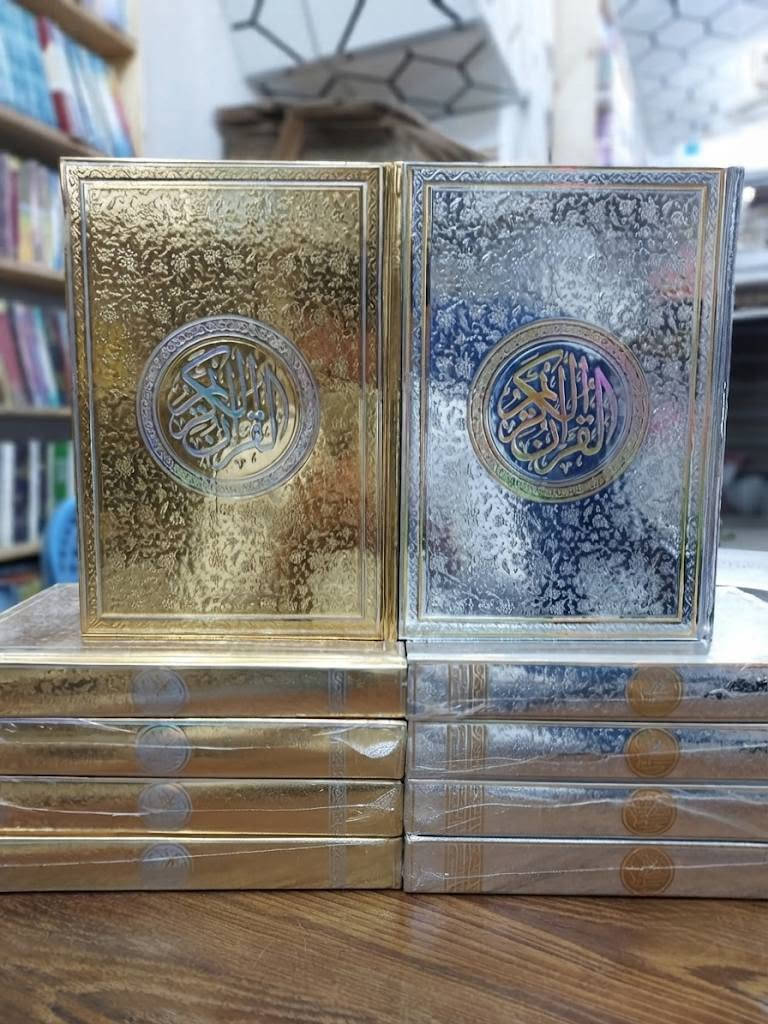 العرض  الهديه  بسعر  جمله  فقط  اهل كركوك  لا يشمل محافظات رجاء 

نقدم لكم نسخة مميزة من المصحف الشريف، التي تجمع   بين دقة الطباعة، جودة الورق، والتقنية الحديثة لخدمة كتاب الله.
​المواصفات الفنية:
​نوع التجليد: مصحف فاخر بطلاء ذهبي/فضي حراري (طباعة بارزة ومميزة)، يمنح الكتاب مظهراً ملكياً يدوم طويلاً.
​نوع الورق: ورق "أبيض نخب أول" (أملس الملمس)، يتميز بكونه مريحاً للعين، لا يسبب انعكاسات مزعجة، وسهل التقليب، مما يجعله الخيار الأمثل للحفظ والقراءة الطويلة.
​الحجم (القياس): قياس (17×24 سم)، وهو القياس الوسطي المريح الذي يجمع بين وضوح الخط وسهولة الحمل والتنقل.
​التقنية المضافة (التفسير الرقمي): تم تزويد كل صفحة (أسفل السورة) بـ رمز استجابة سريع (QR Code). بمجرد مسح هذا الرمز باستخدام كاميرا هاتفك، ستنتقل مباشرة إلى تفسير الآيات الموجودة في تلك الصفحة، مما يجعل القراءة تجربة تفاعلية وعميقة.
​التصميم: يتميز بوجود مساحات جانبية (حاشية) تم تصميمها بعناية لتكون مرجعاً للقارئ.
​لماذا هذا المصحف؟
​يعد هذا المصحف الخيار المثالي لمن يبحث عن الجودة الفائقة للورق، والتصميم الجذاب الذي يليق بهيبة القرآن الكريم، بالإضافة إلى الربط الذكي بالتفسير الموثوق لضمان الفهم الصحيح للمعاني أثناء التلاوة.
للحجز واتس ***********
  كميه محدوده
