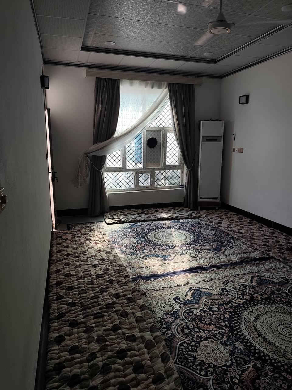 يحتوي على كراج وصحيات خارجيه + استقبال6×4ونص + مطبخ 4×4ونص + غرفة نوم 5×5 + صاله ومجموعة صحيات داخليه +منور
الطابق الثاني غرفتين نوم + صاله + مجموعة صحيات وسطح فول سيراميك وسقوف ثانويه بناء جديد

عنوان بعقوبه كاطون الرازي حولي المشروع قرب شعلان للاستفسار اكثر اتصال***********
