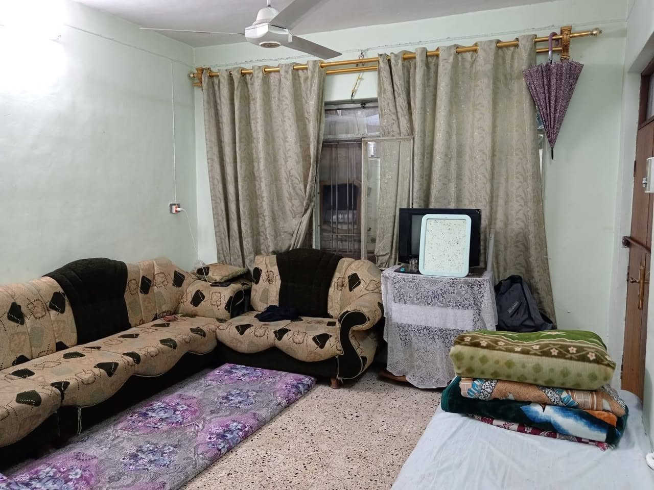 دار للبيع حي الاعلام .
قريب عن سايدين دانيه ماركت خلف دولاري سنتر .المساحه ٢٠٠ متر واجهه ١٠ عمق ٢٠ 
الدار طابقين يقع على شارع تبليط
البناء قديم وصالح للسكن كما موضح بالصور 
المكاتبه مع صاحب العقار الشرعي 
الاتصال على ارقام المكتب لباقي التفاصيل 
***********
***********
او مراجعة المكتب .موصل حي النور 
سايدين دانيه ماركت قبل جامع ام المؤمنين عائشه مقابل صيدلية الكوثر .
