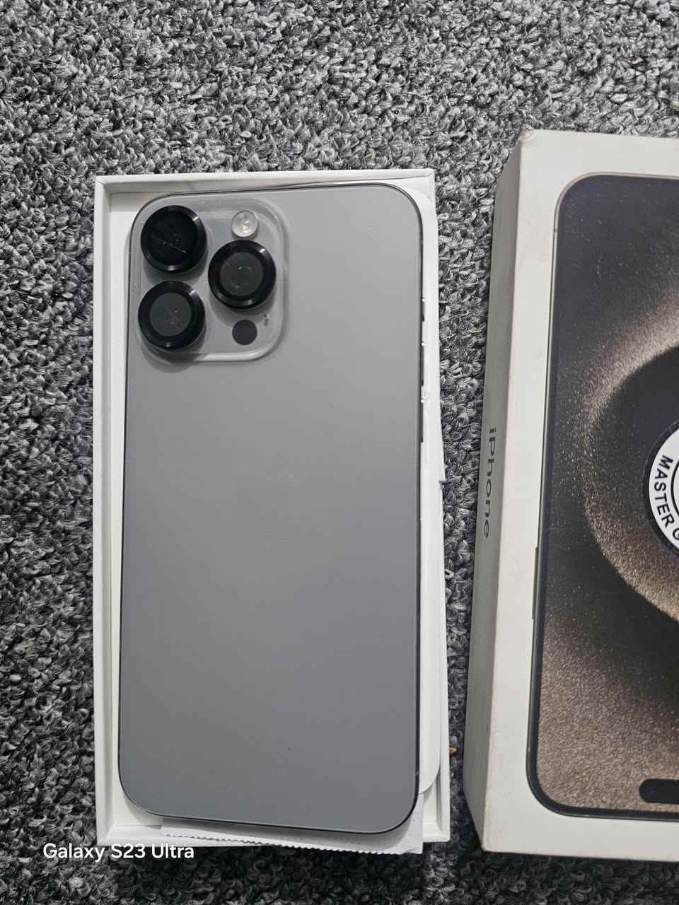 السلام عليكم ايفون 15برو ماكس جهاز جديد مكفول من كلشي  
بطارية ٩٨  السعر مليون 250.  العنوان بغداد البلديات 
***********
