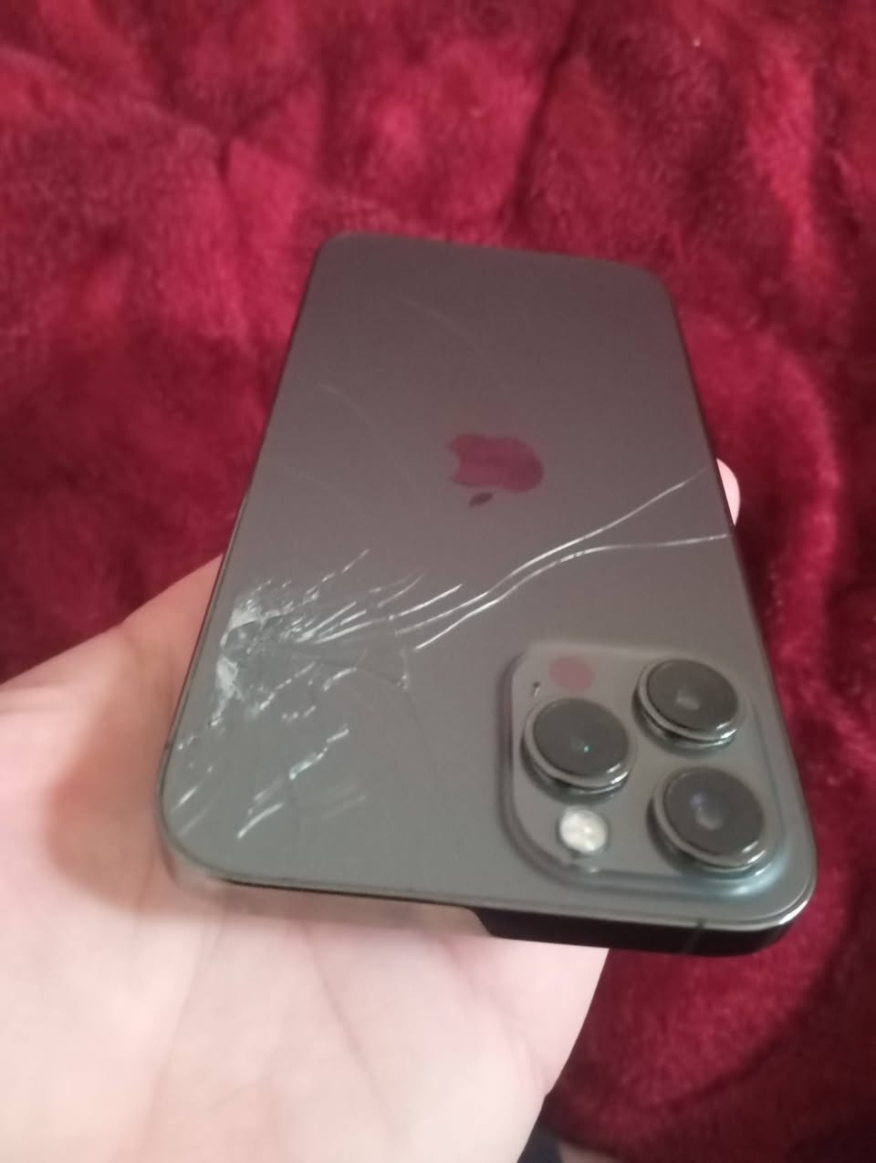 السلام عليكم ايفون 12 برو ماكس لون المميز ذاكره 256 جهاز مامفتوح ع وضع شركه فقط كسر بالضهر وبطاريه مرفوعه سعر 400 وبي مجال مكاني فريحه قرب جامعه رقم ***********
