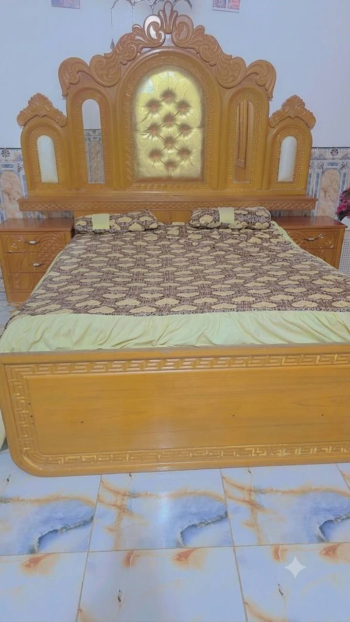 السلام عليكم 
غرفه خشب صاج للبيع مكان كربلاء نضيفه مثل الصور 
السعر 600 بيها مجال قليل 
***********
