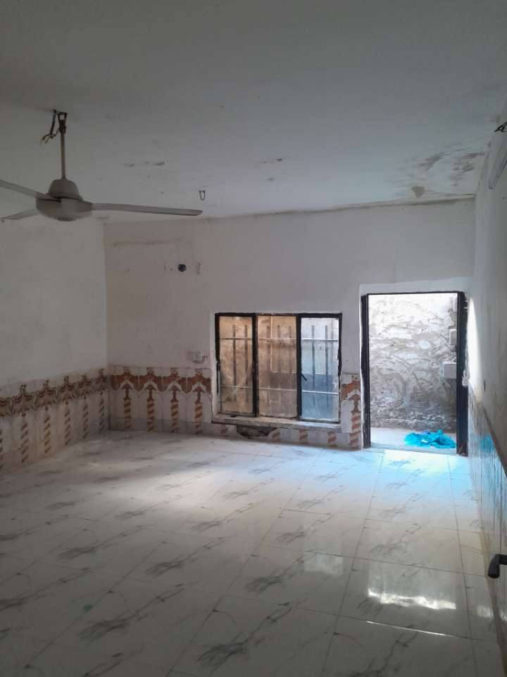 بيت مساحتة 100 متر حواسم في منطقة حي البساتين يتكون من مطبخ إستقبال حمام كراج غرفة واحدة ترك للبيع سعرة 42 وبي مجال هذا رقمي ***********
