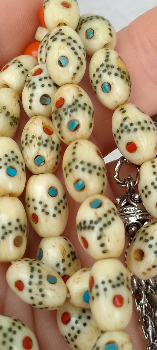 سلام عليكم ورحمه الله وبركاته 🙏🙏❤️❤️
 مسبحة عضم انتيك منزلة نحاس وعيون فيروز ومرجان شغل يدوي عدد الحبات٣٣حبة وقياس الحبة ١٣/٩مل محلاية بفواصل مرجان وشرابة فضة 🙏🙏❤️❤️


**إذا كنت صاحب هذا الإعلان وتريد حذفه لأي سبب، رجاءا أرسل رسالة إلى الدعم الفني**