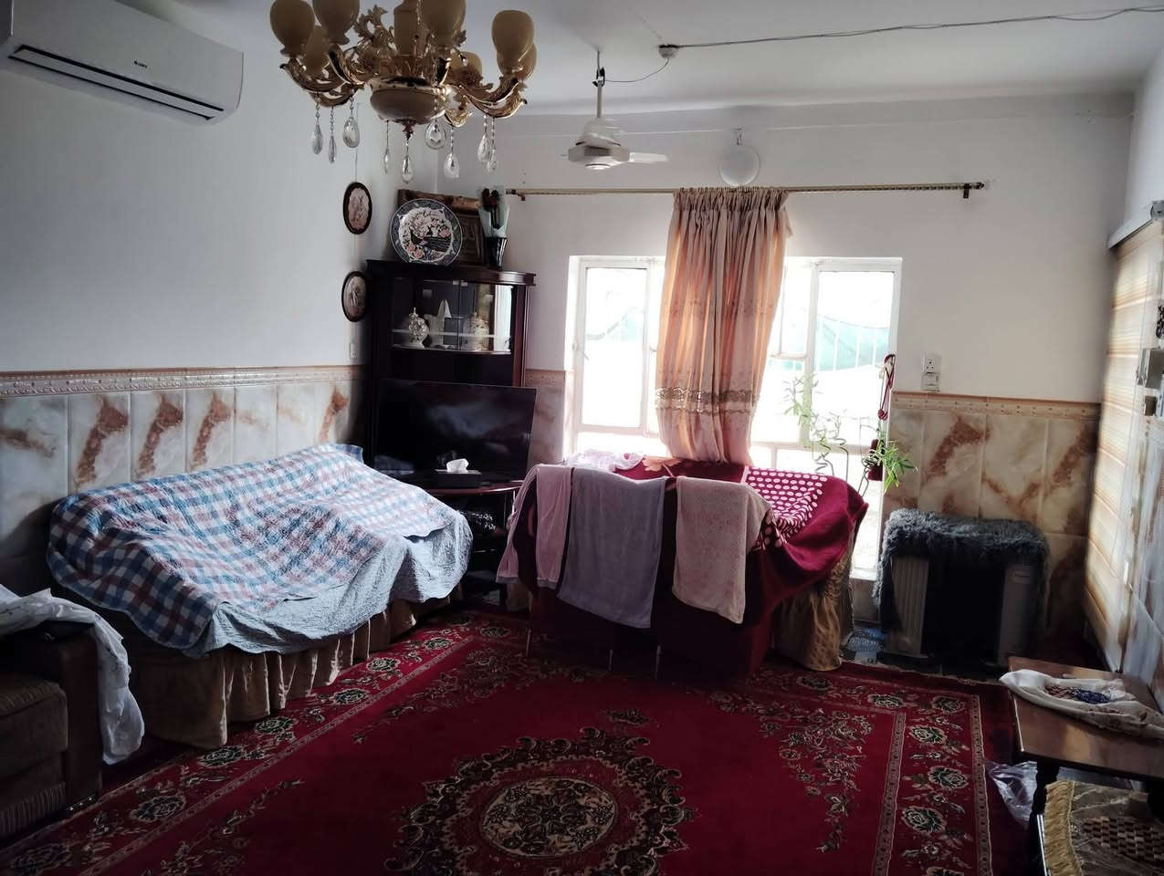 🖋️ من اجمل العروض 🖋️
للبيع دار طابو ملك صرف المساحه 259متر ركن يطل على ساحه خضراء واجهه 12ونص محتوياته غرفتين وصاله ومطبخ وكليدور ومجمع صحيات داخليه وخارجيه وممرات وكراج وحديقه طابق ثاني غرفه بيتونه مجمع صحيات البيت بحاله ممتازه قابل لسكن نضيف جدا العنوان حي شهداء الطهمازيه قريب على شارع 80 مال كربلاء السعر 270 مجاله قليل 
ملاحظه ممكن يباع لشخصين كعرصه مناصفه 
*********** وات ساب 
‏‪0785 586 9494‬‏
مكتب الشمس للعقار
