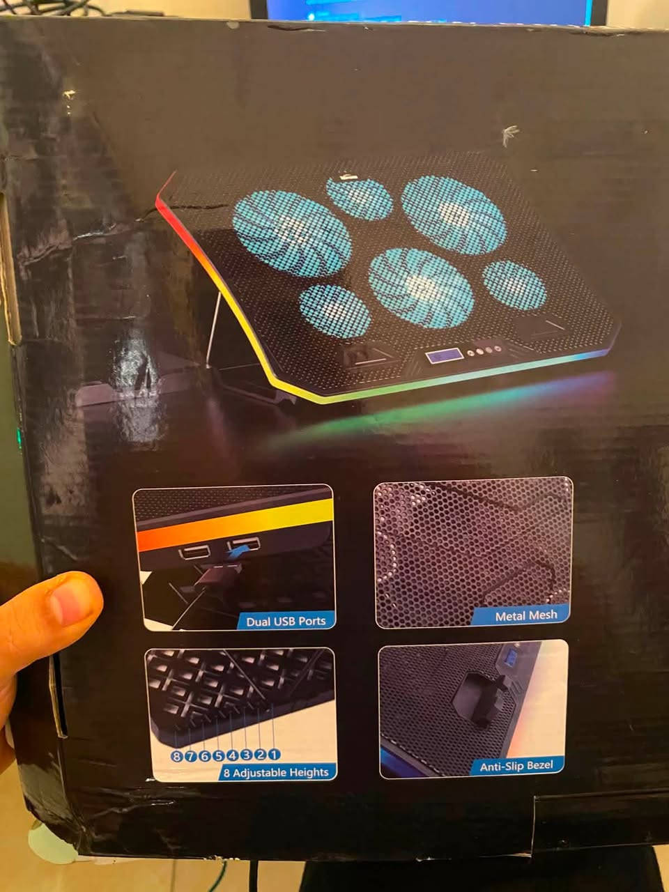 سعر ٣٠ الف
الاسم والموديل
 * الشركة المصنعة: Topmate
 * اسم المنتج: Laptop Cooling Pad
 * الموديل: C12
 * نسخة اللون: Ice Blue (أزرق ثلجي للمراوح مع إضاءة RGB محيطية)
المواصفات التقنية (كما هي موضحة على العلبة)
 * وزن المنتج: 1.17 كيلوجرام.
 * أبعاد المنتج: 415 × 300 × 33 ملم.
 * المراوح: 6 مراوح عالية السرعة (2 مروحة بحجم كبير، و4 مراوح بحجم صغير).
 * حجم المروحة الكبيرة: 110 × 110 × 15 ملم.
 * حجم المروحة الصغيرة: 70 × 70 × 15 ملم.
 * سرعة المروحة الكبيرة: من 1000 إلى 1400 دورة في الدقيقة (RPM).
 * سرعة المروحة الصغيرة: من 1800 إلى 2400 دورة في الدقيقة (RPM).
 * مستوى الضجيج: 21 - 26 ديسيبل (تعتبر مروحة هادئة/صامتة).
 * زاوية الميل (الارتفاع): قابلة للتعديل من 6.5 درجات إلى 50 درجة.
المميزات الإضافية
 * مستويات الارتفاع: تدعم 8 مستويات مختلفة لضبط ارتفاع اللابتوب بما يناسبك.
 * الإضاءة: إضاءة RGB ملونة محيطية يمكن تغيير أنماطها، بالإضافة إلى إضاءة زرقاء للمراوح.
 * التحكم: تحتوي على شاشة صغيرة وأزرار للتحكم في التشغيل، تغيير نمط الإضاءة، وزيادة أو تقليل سرعة المراوح (تحتوي على 6 سرعات من v1 إلى v6).
 * المنافذ: تحتوي على منفذي USB (Dual USB Ports).
 * التصميم والمواد: سطح من الشبك المعدني (Metal Mesh) لتشتيت الحرارة بكفاءة، مع وجود حاجز سفلي مانع لانزلاق اللابتوب (Anti-Slip Bezel).


**إذا كنت صاحب هذا الإعلان وتريد حذفه لأي سبب، رجاءا أرسل رسالة إلى الدعم الفني**