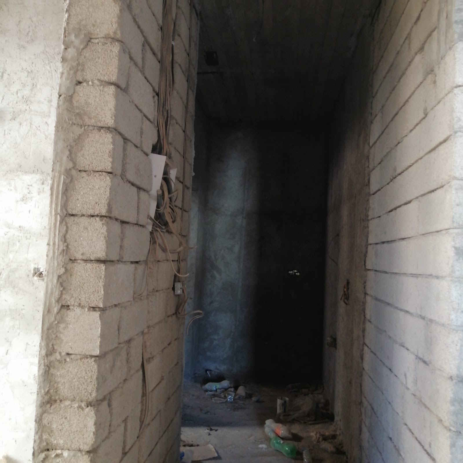 دار للبيع في مجمع Golden Villas خلف مجمع بيتي
دار جديد بناء حديث مساحة ٢٠٠ متر طابقين مقابل حديقة ومتنزه يتكون من ٣ غرف نوم كبيرة وهول ومطبخ و ٤ مجموعات صحية وحمامات وگراج وحديقة بناء وتعديل مكتب هندسي تغليف واجهة مرمر سطح طابقين شتايگر وفوم أساس رفت وبادلو بارتفاع ٤٠ سم خلاطات وحمامات دفن وتعليق ماركة Grohe... المجمع متكامل الخدمات من شوارع تبليط وأرصفة ومجاري وانارة... . المتبقي البياض وسيراميك الارضيات والابواب الداخلية.. السعر الملوب ١٣٥ مليون دينار... لاتصال ***********
